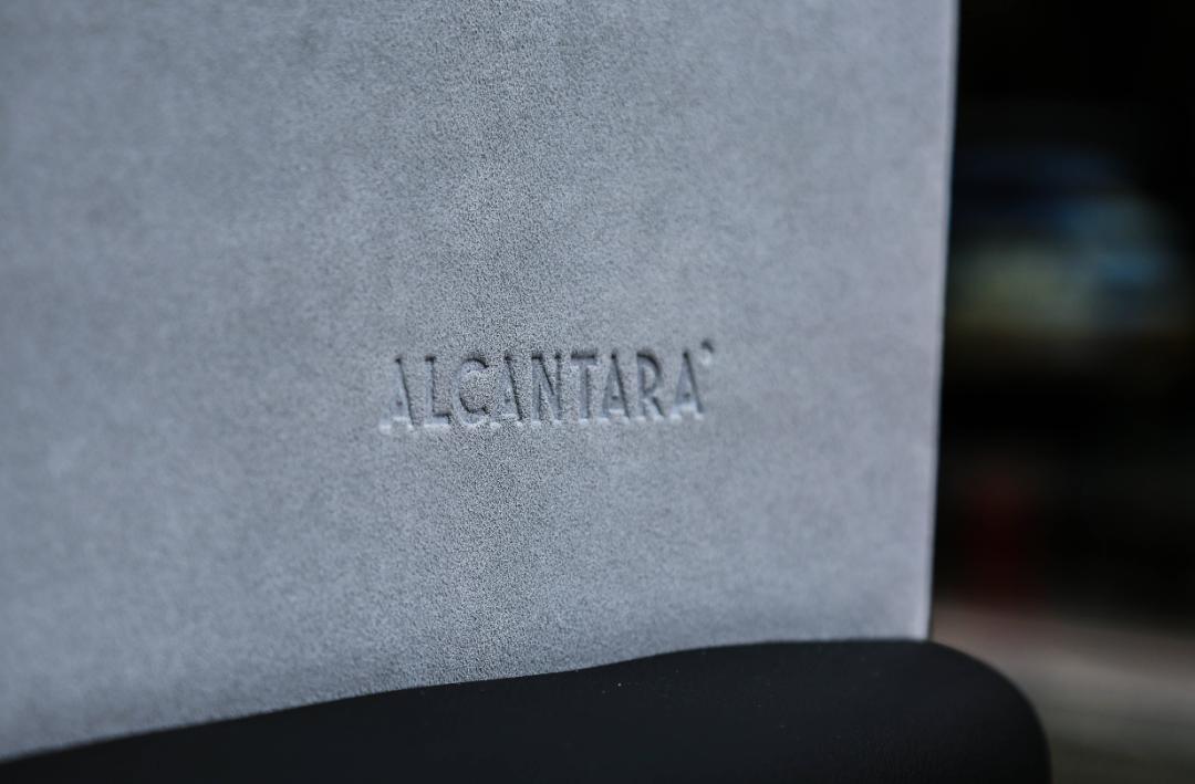 Subvert the three views! The expensive ALCANTARA interior is not suede