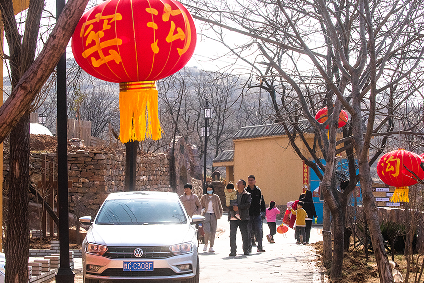 豫西一山村红土地连成片 山花未开满园春 很多城里人跑来看稀罕 资讯咖
