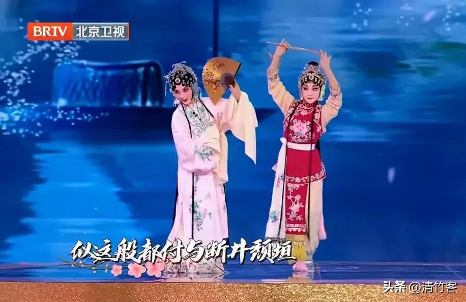 Xi Jun's gown and folding fan are generous and affectionate singing ...