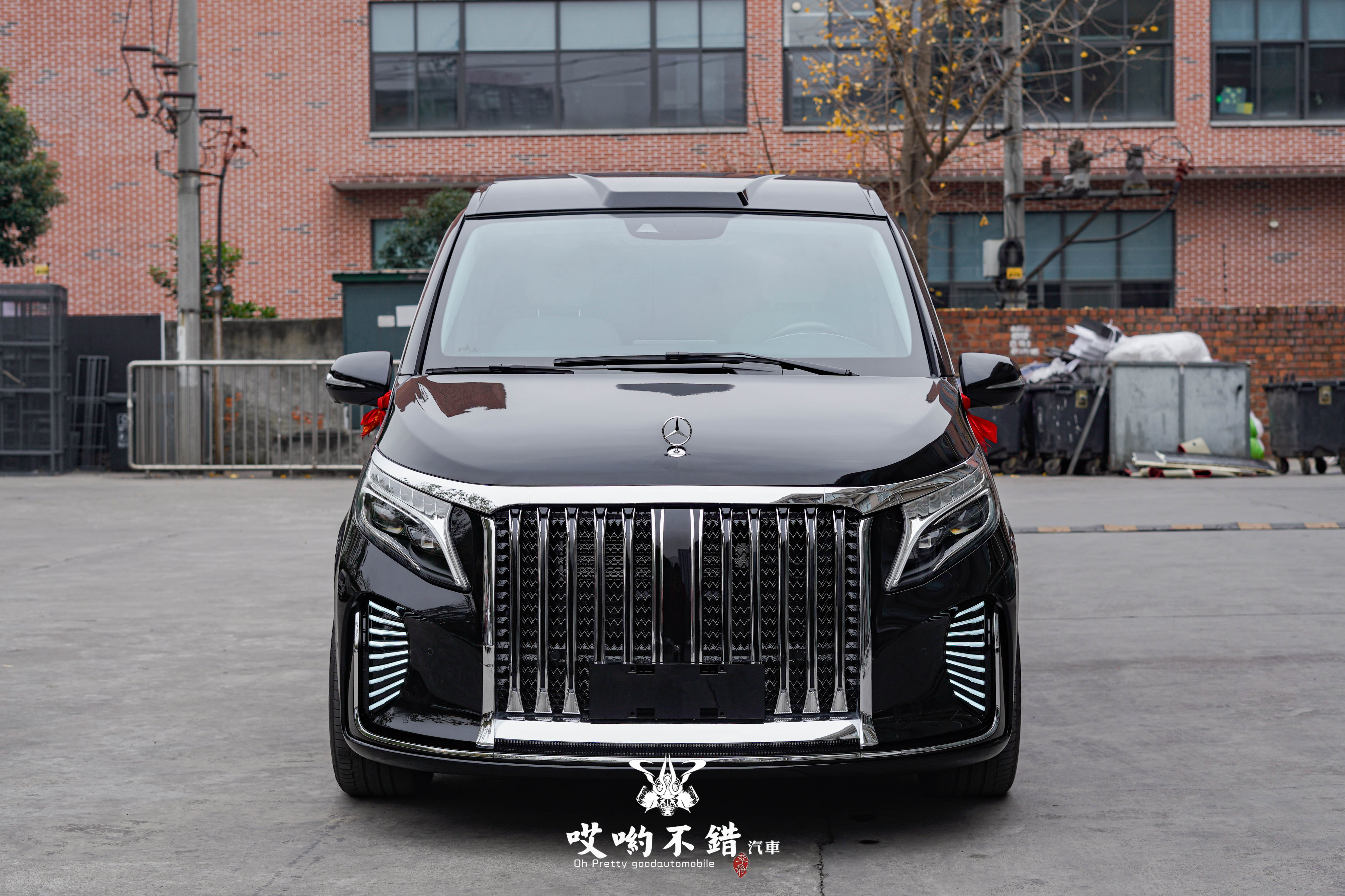 Mercedes-Benz V260 has been upgraded with millions of effects, with a ...