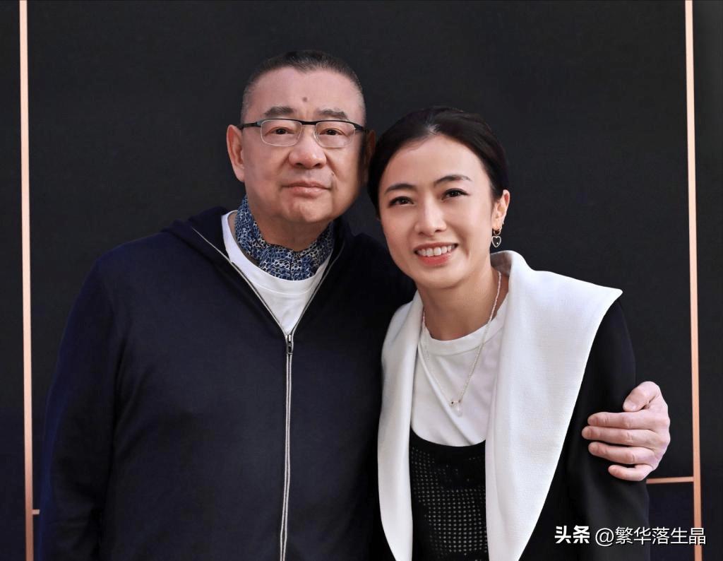 Lu Lijun and Liu Xiuying took a rare group photo, wearing a black dress ...