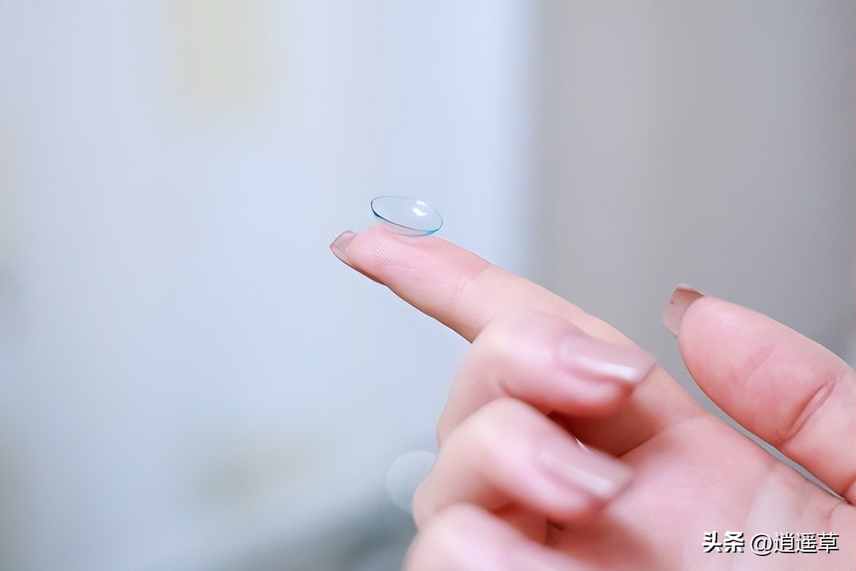 British woman has left eye removed after wearing contact lenses in the