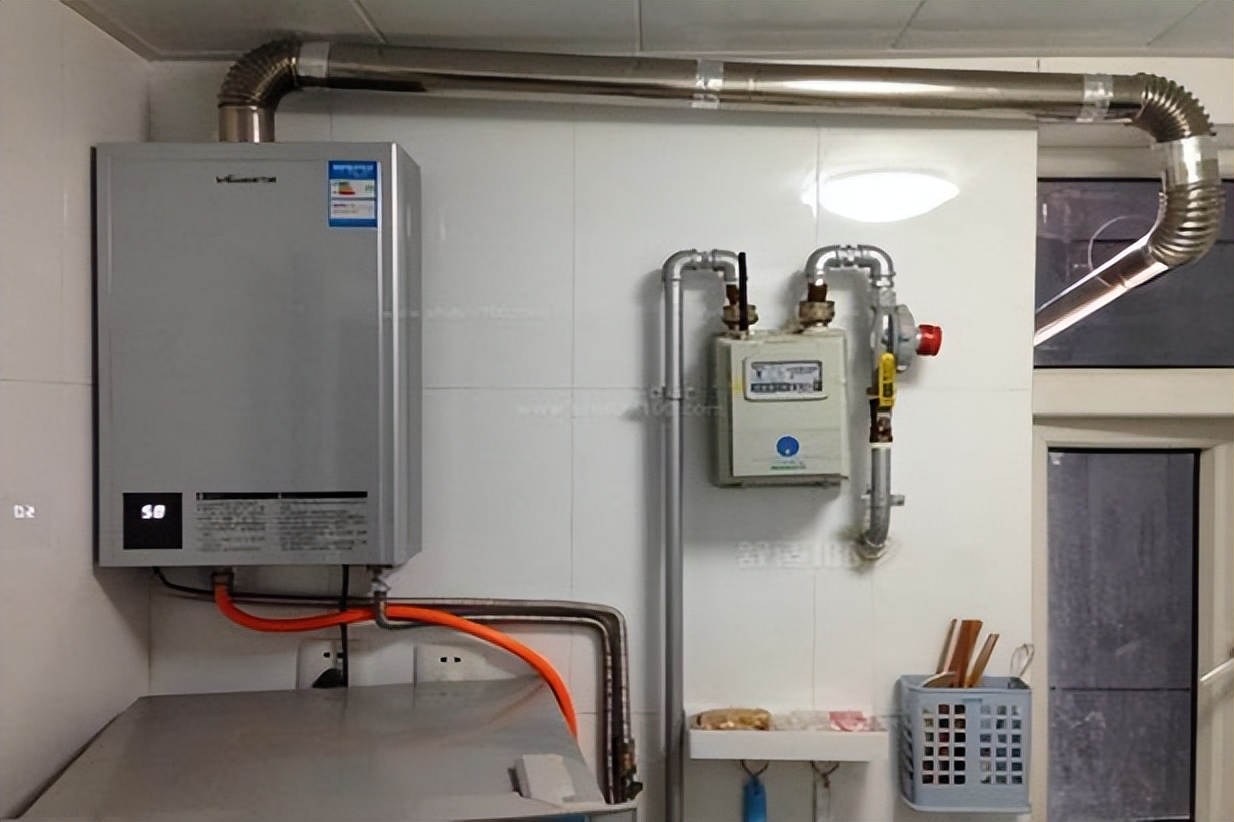 What to do if the water pipe of the water heater leaks in the water