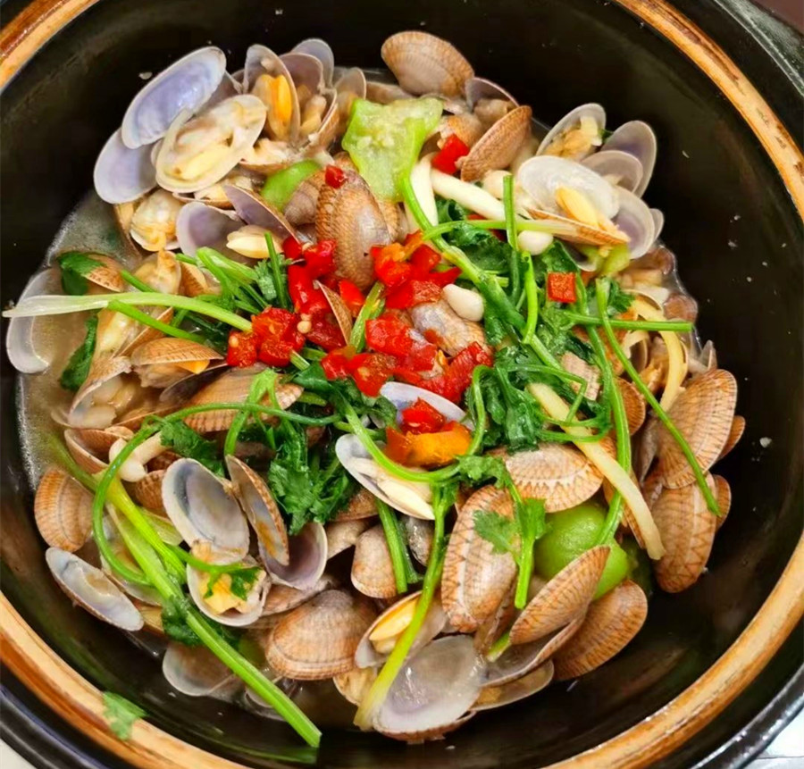 It's so easy to remove the sand from the clams. Don't just add salt. I