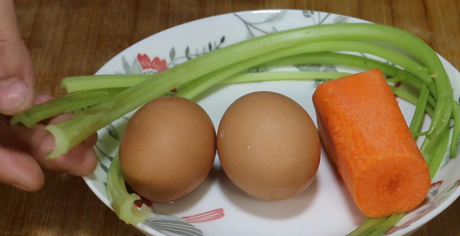 The practice of pouring eggs into boiling water is very popular. I