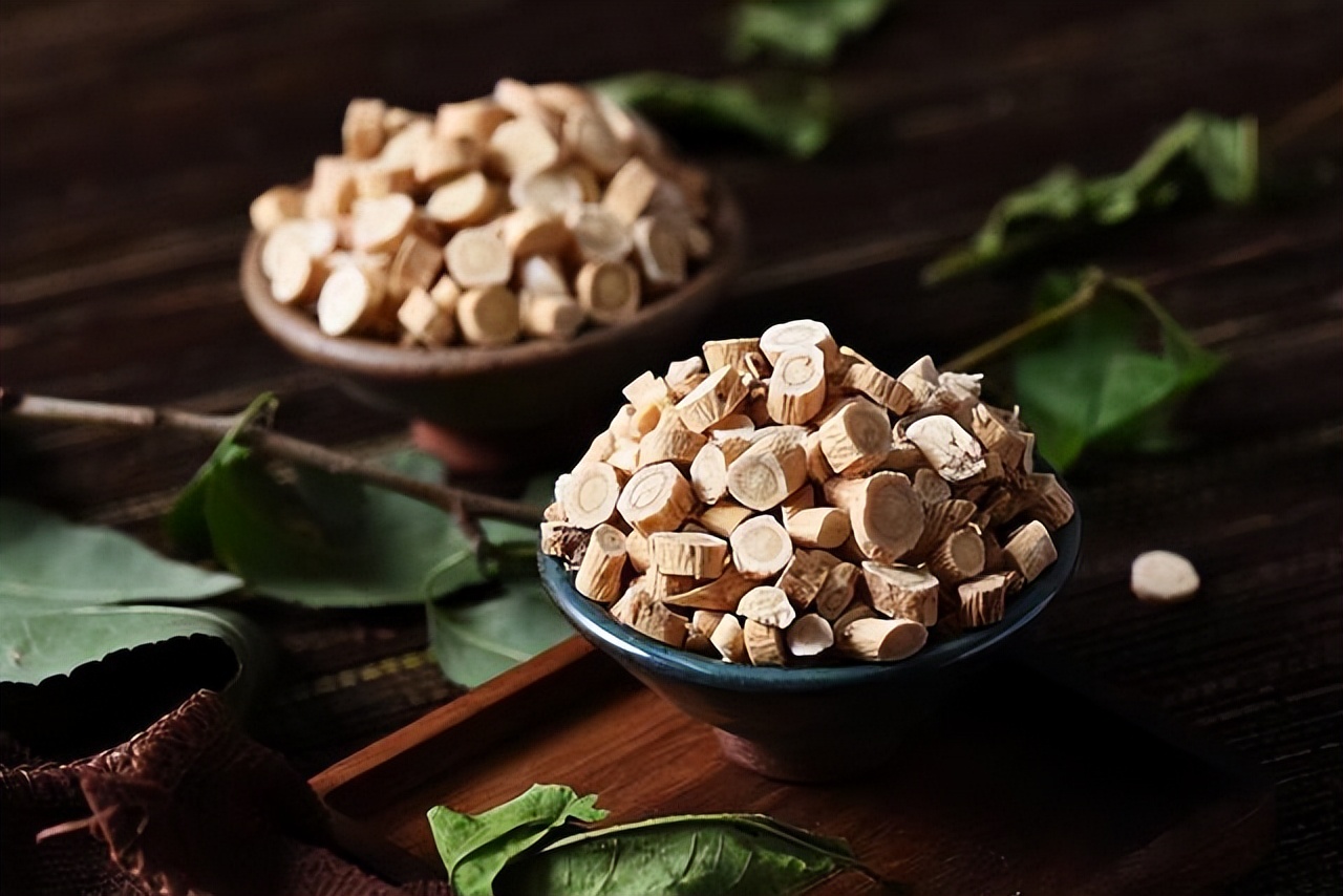 Why do some people lose weight after drinking astragalus water for a