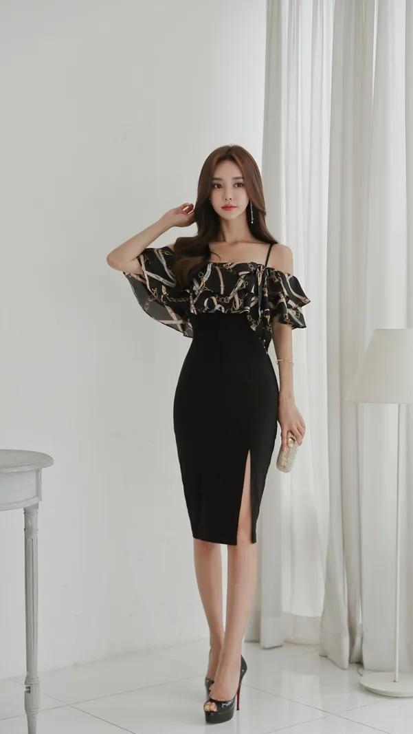 Sun Yunzhu, an off-the-shoulder suspender top with a slit knee-length ...