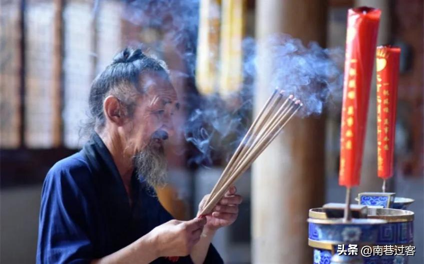 Why must there be three incense sticks?What does each root represent