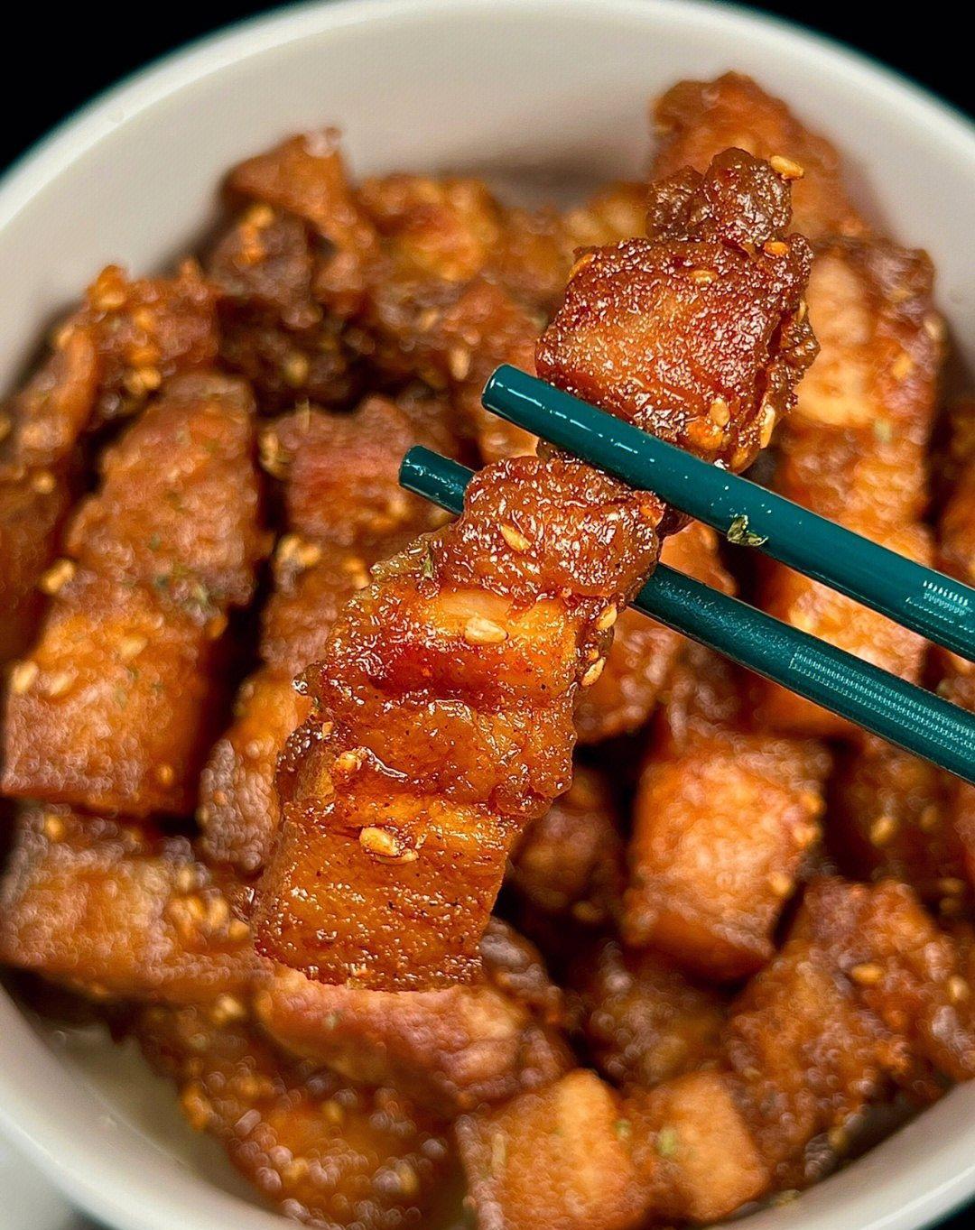 The delicious panfried pork belly is soft and glutinous, and the meat