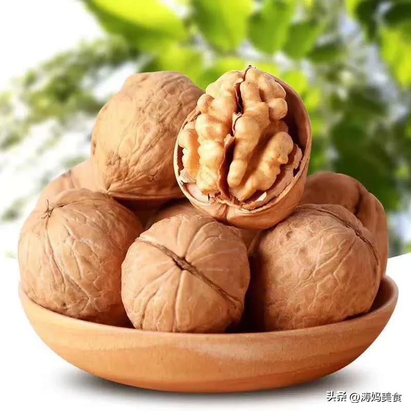 People eat walnuts like this when they are middleaged, not greasy or