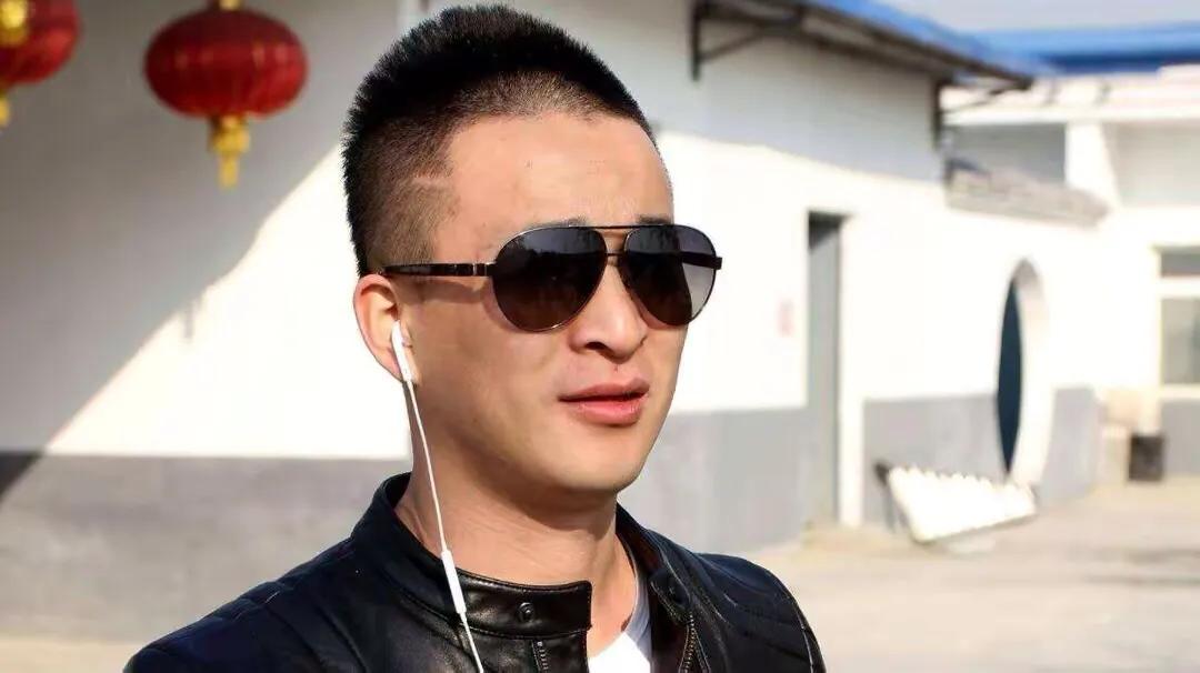 Grass-roots Internet celebrity, the masculine rising sun who