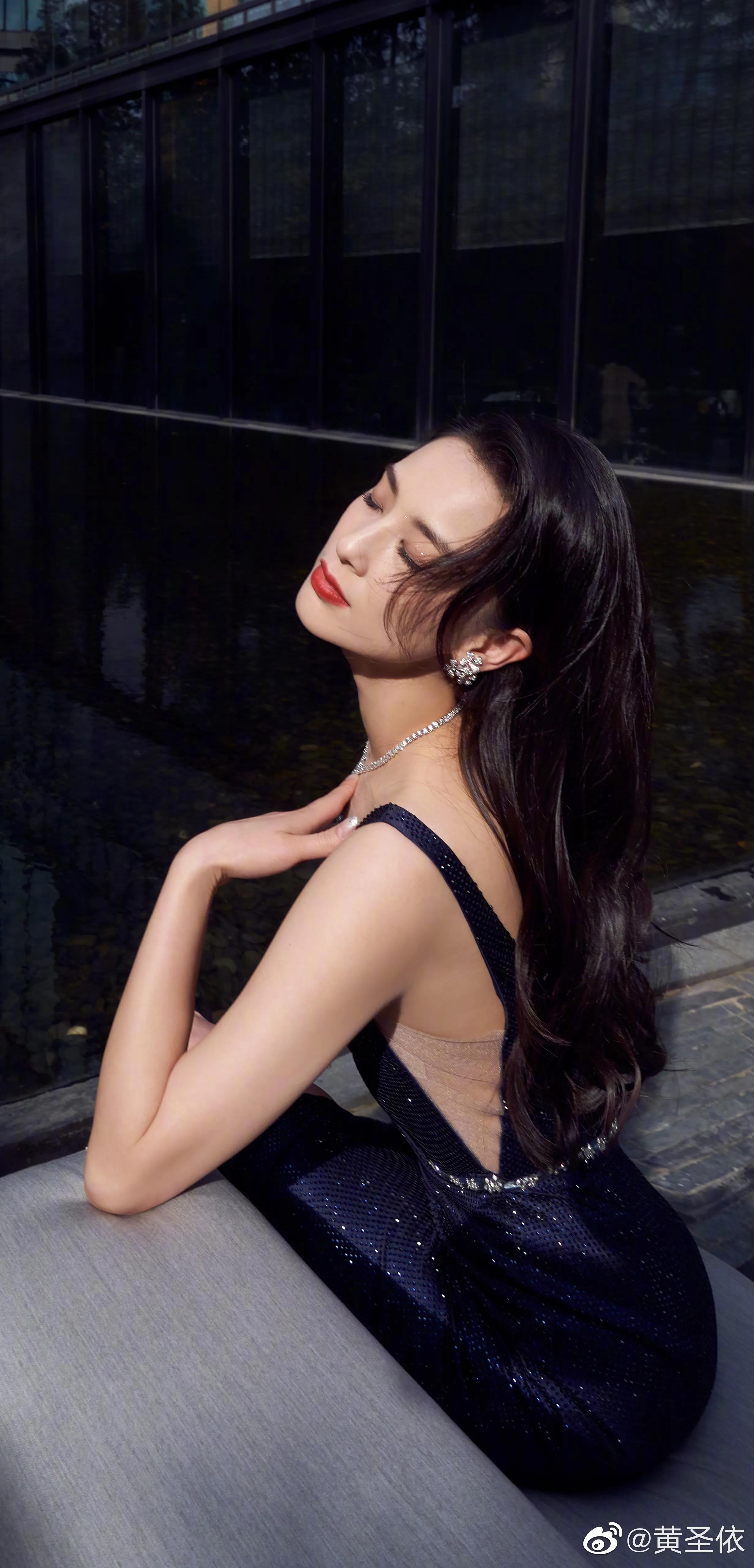 Huang Shengyi's deep V dress shows perfect body - iNEWS