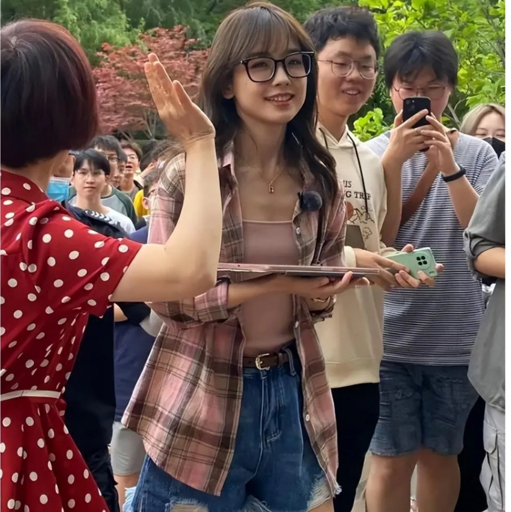 Wang Bingbing appeared on Zhongchuan campus, the plaid shirt and ...