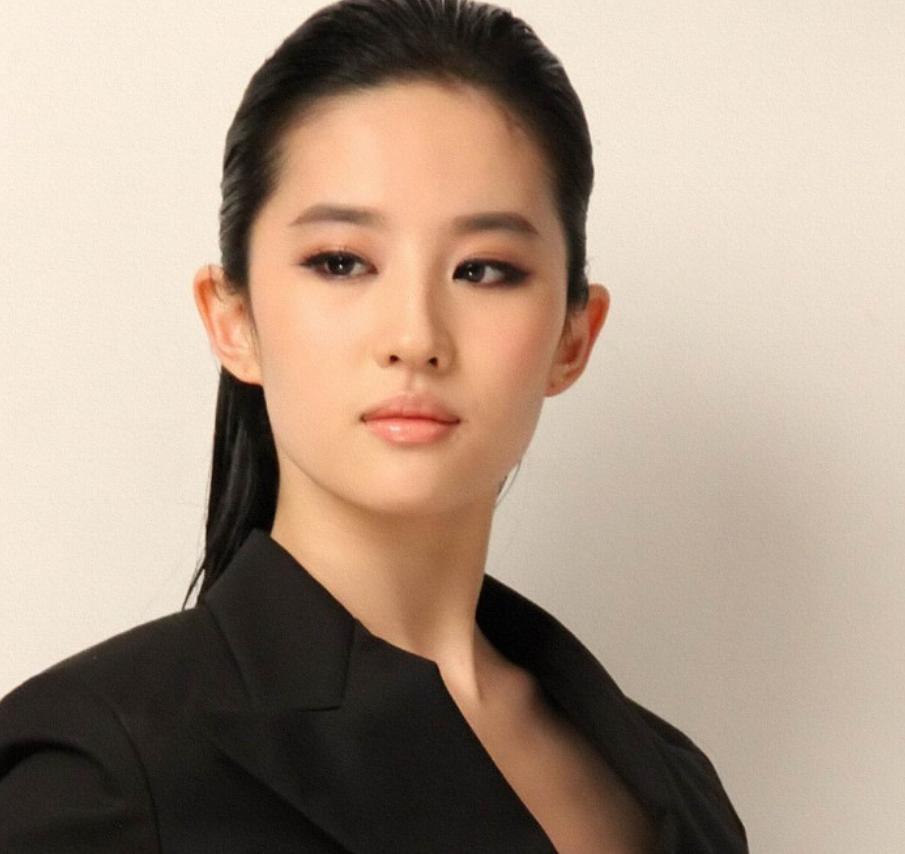 Liu Yifei completely let go! Only relying on a piece of triangular ...