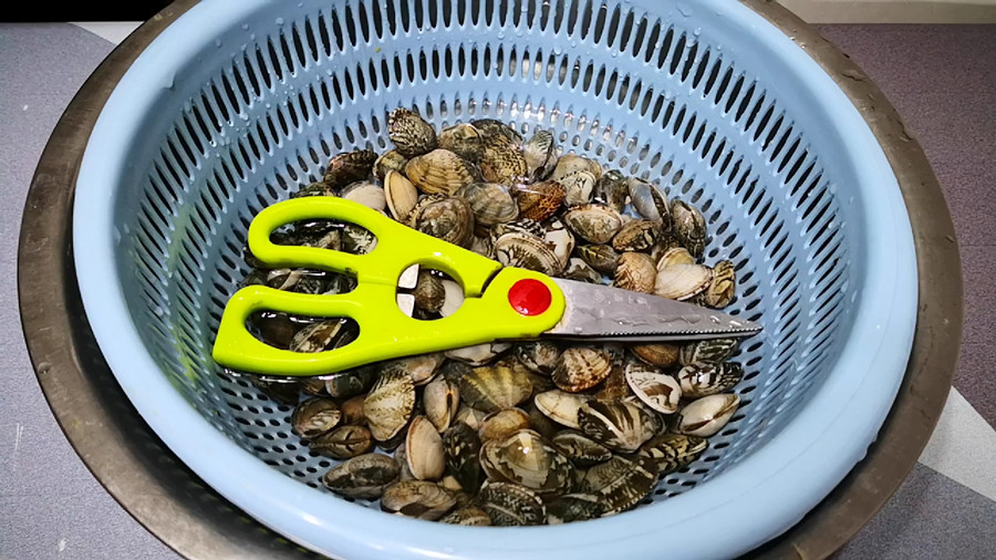 It's so easy to remove the sand from the clams. Don't just add salt. I