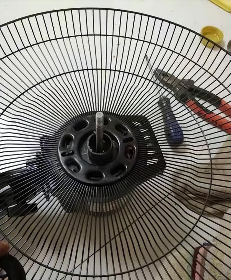 The electric fan is broken and does not need to be repaired. It can be ...