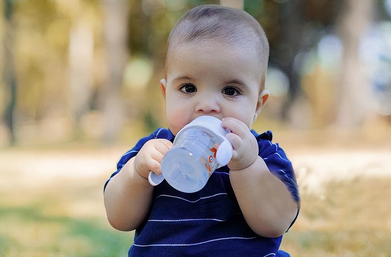 Before the baby is three years old, drinking water should not be too