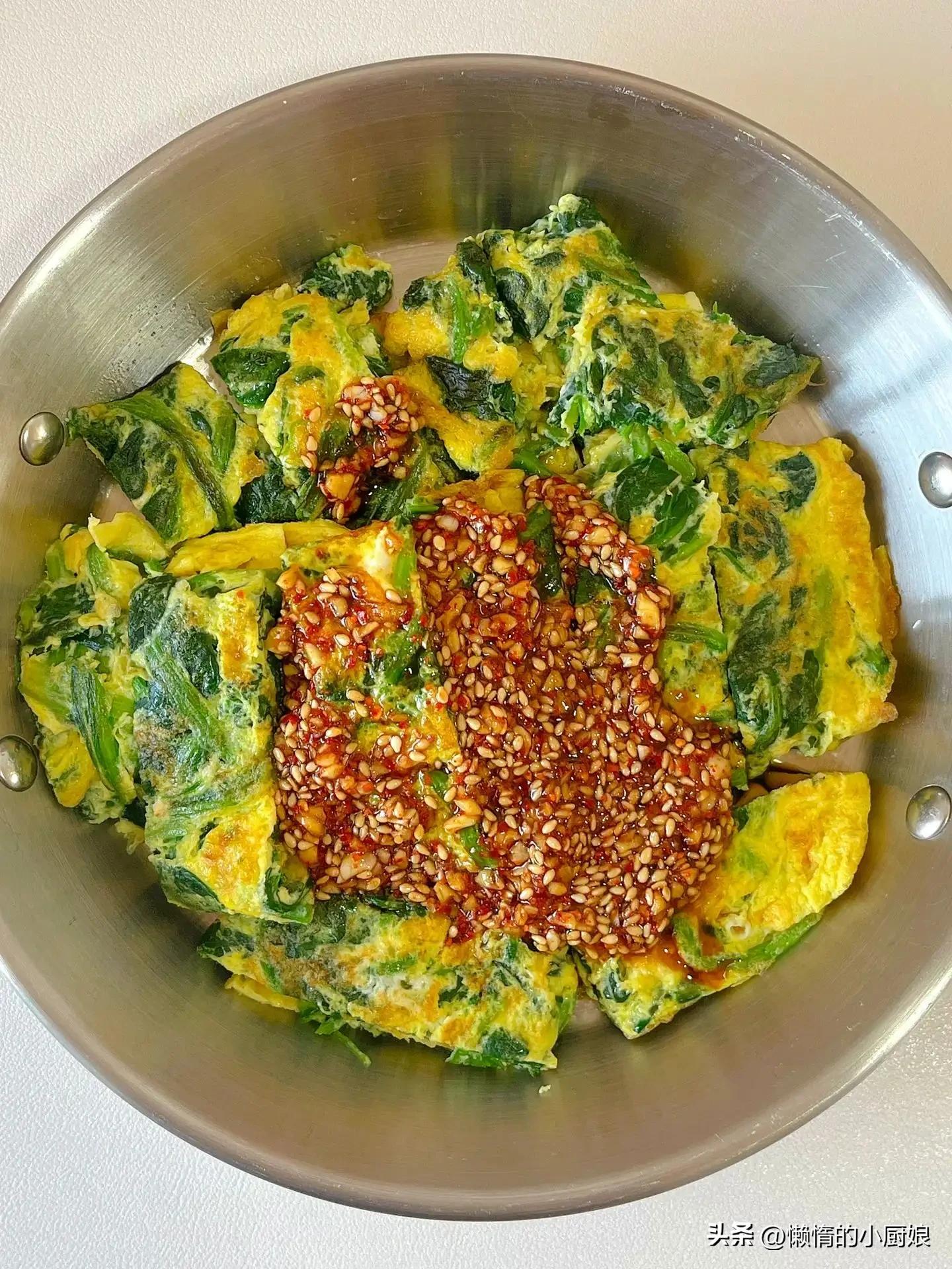 Spinach and eggs are really a fairy combination. It's delicious to fry spinach omelette and top
