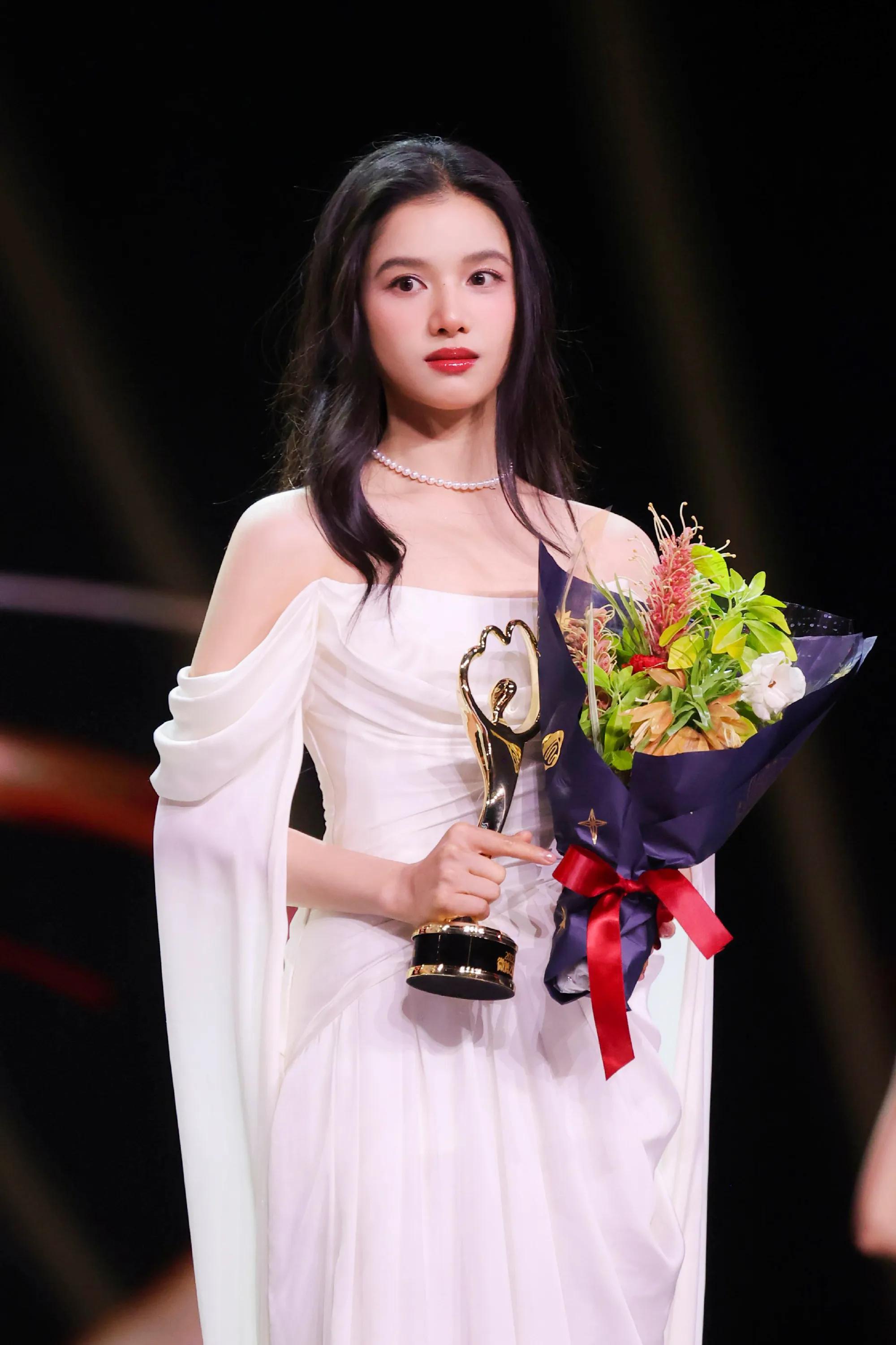 Zhang Jingyi's beautiful picture - iNEWS