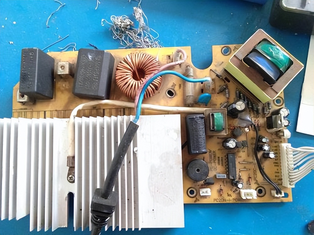 The induction cooker does not heat, most of the components are broken