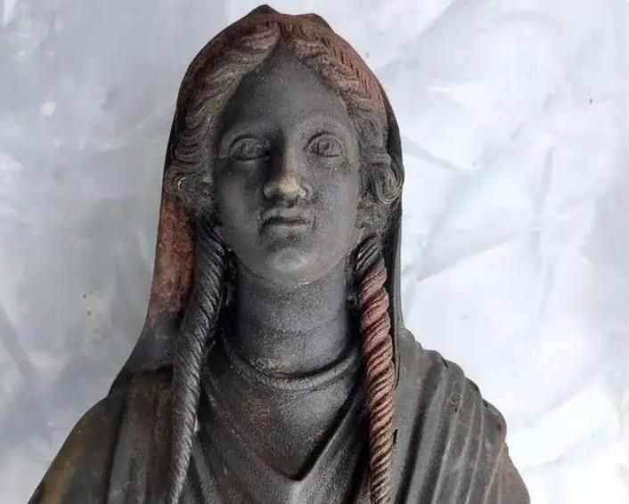 Questionable Statue Bronze statue unearthed in Italy 2,000 years ago: strange phenomenon ...