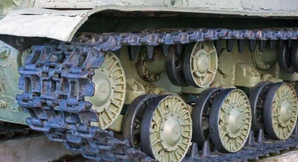 Can the movie plot of soldiers climbing on tanks and throwing grenades