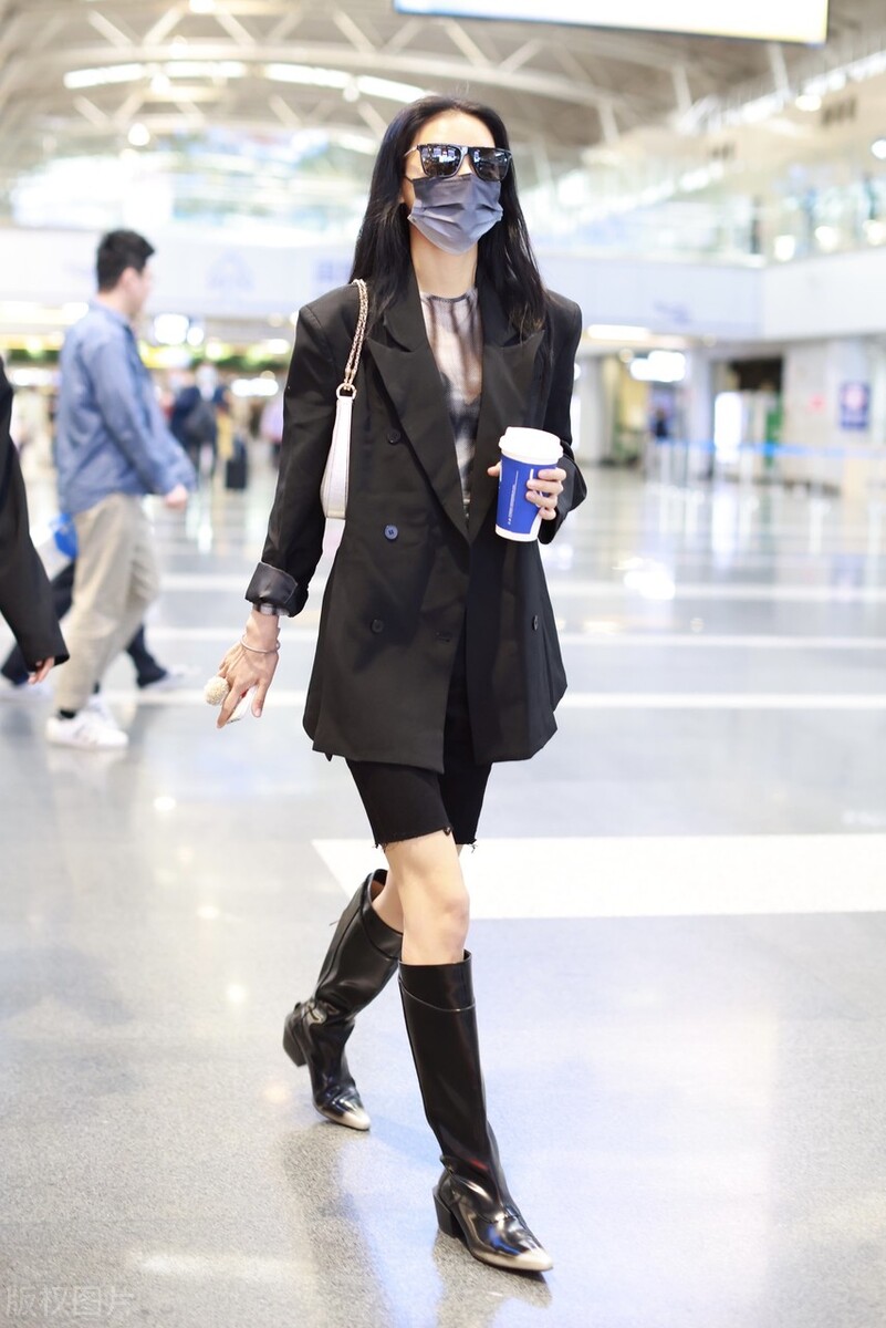 Zhang Yuxi's suit jacket + patent leather high boots + tie-dyed top is ...