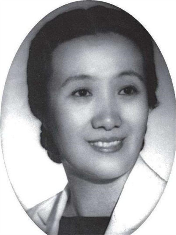 In 1949, Song Shilun held the hand of the proprietress of the hotel at ...