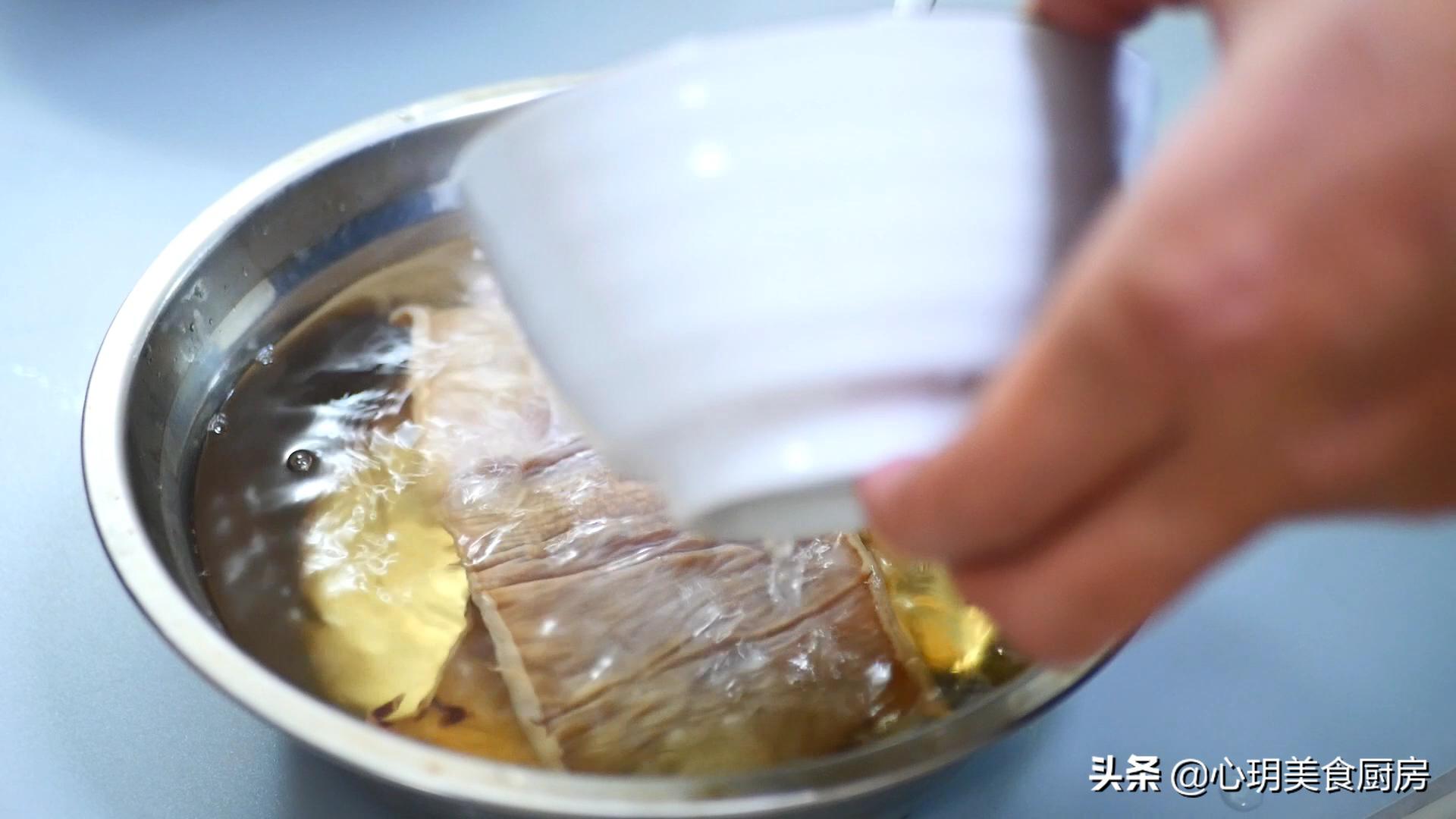 Soak dried squid and cuttlefish, don't just use water, the seaside