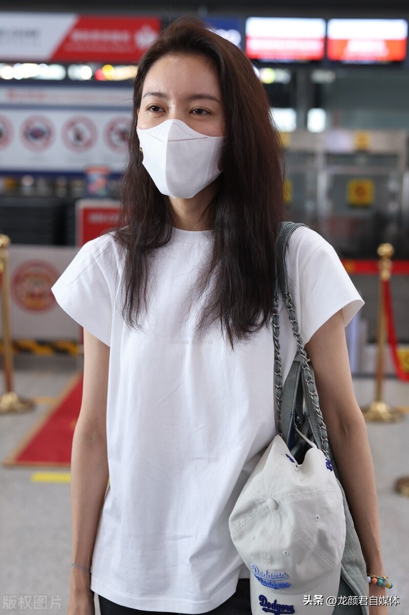 Gao Lu appeared at Beijing Airport in a white T-shirt and black ...