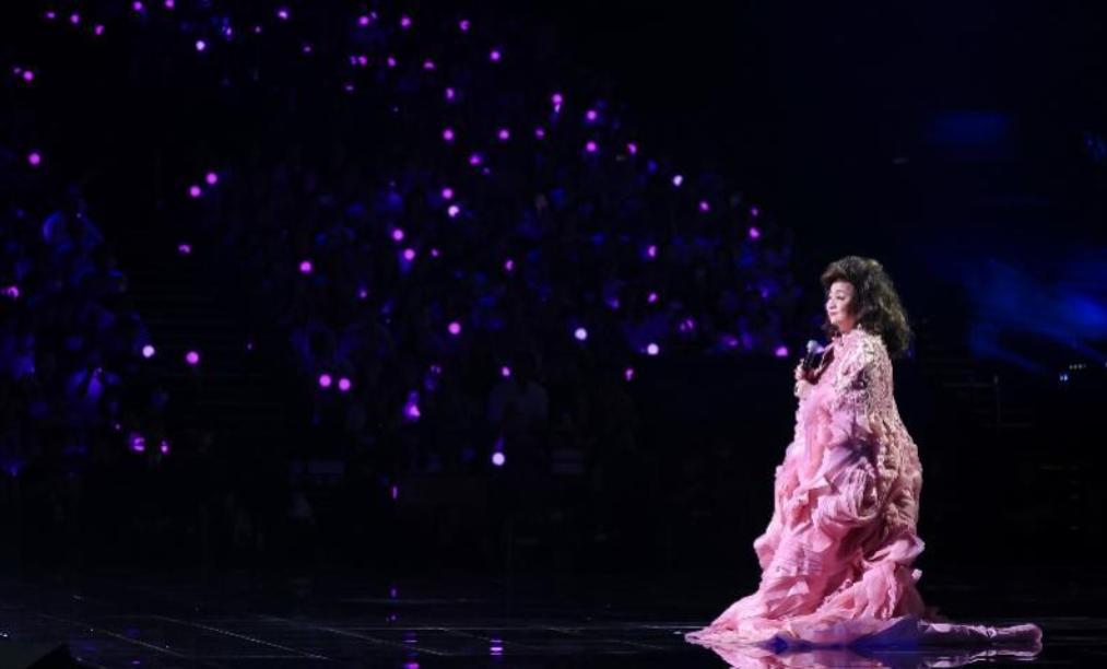 74-year-old Xu Xiaofeng is "not too old"! Wearing a pink dress to sing ...