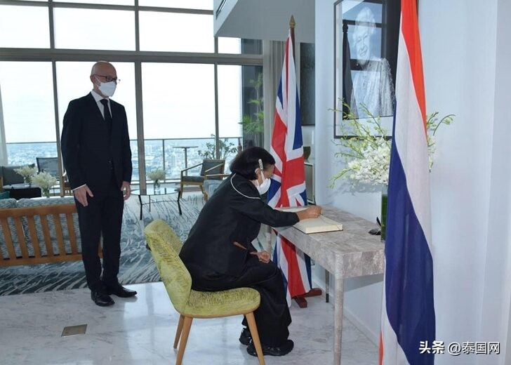 princess-sirindhorn-appeared-at-the-british-embassy-in-thailand-to-sign