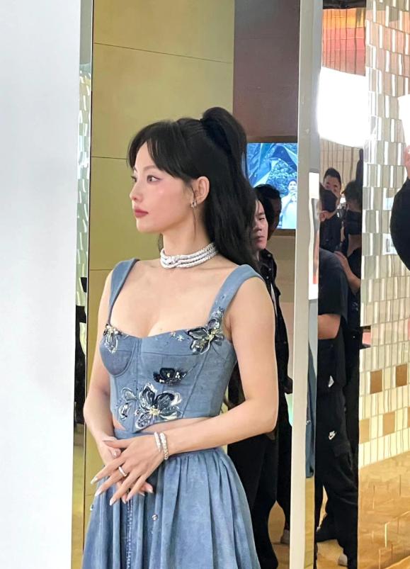 Zhang Jiani appeared at an event, and the denim skirt showed a fresh ...