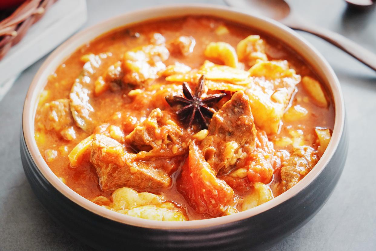 Stewed beef brisket is sour and appetizing in summer. The method is
