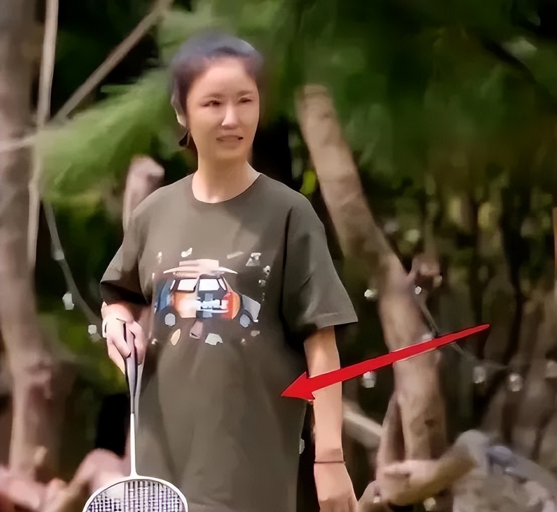 47 Year Old Ruby Lin Is Too Old To Recognize Wearing Loose T Shirts