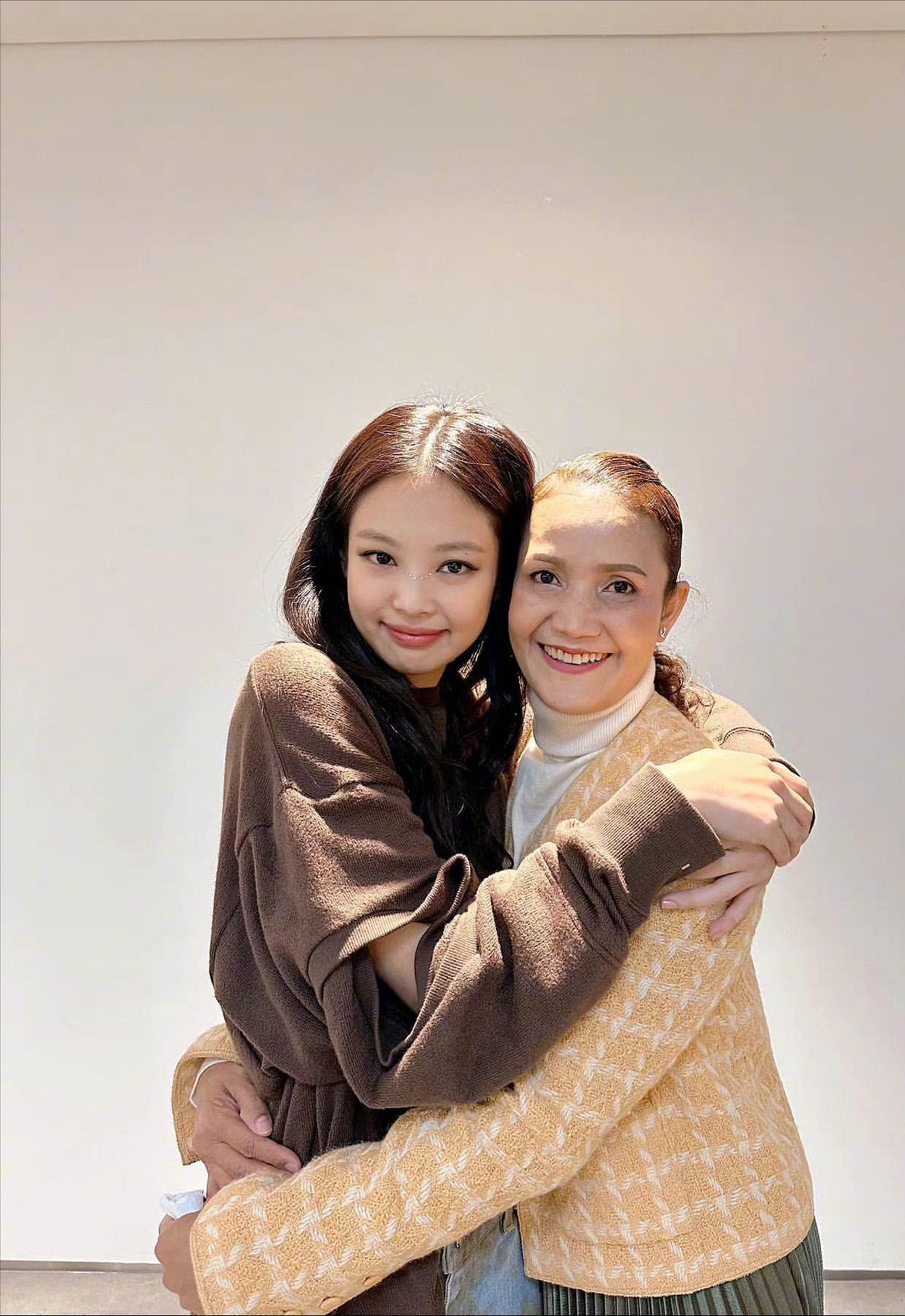 Lisa's mother went to South Korea to support her daughter's concert and ...