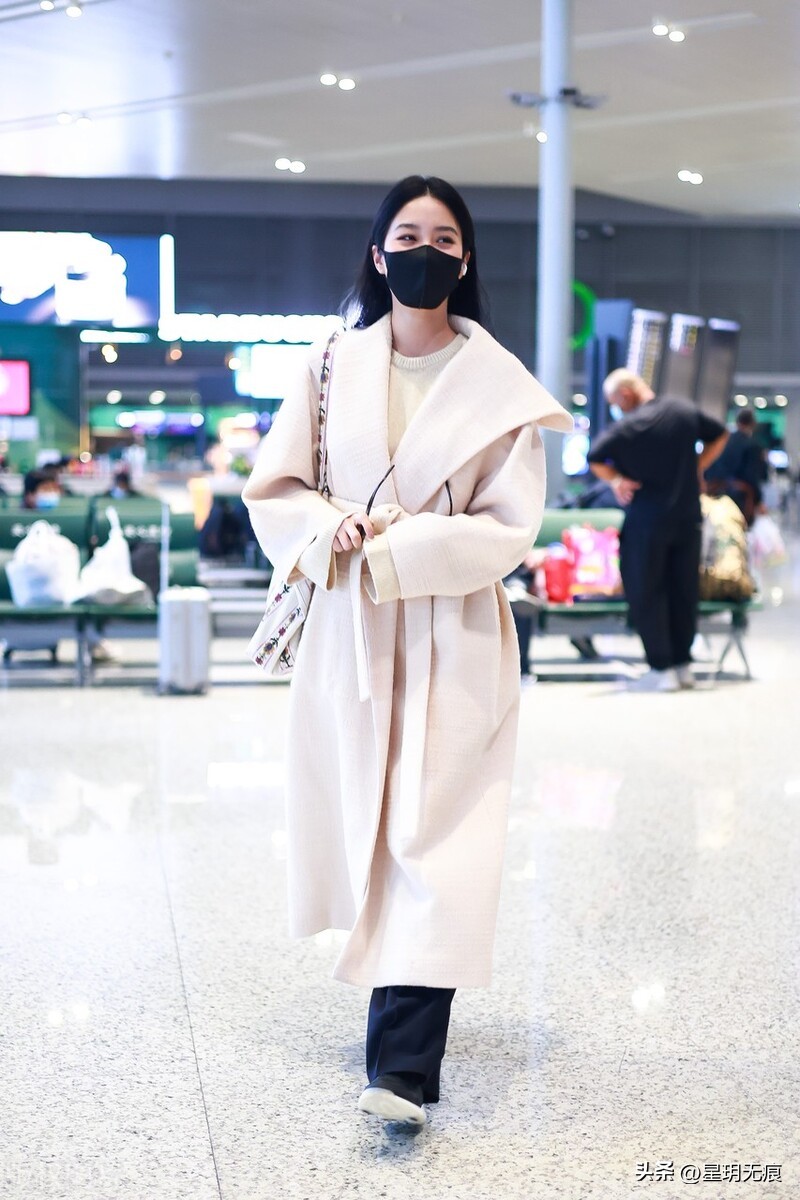 Yang Caiyu appeared at Hongqiao Airport, wearing a fashionable and