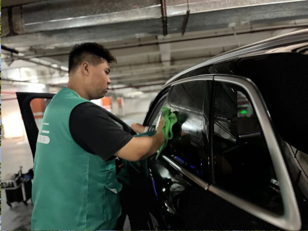 How to remove the glue stuck on the car? Teach you three tricks to