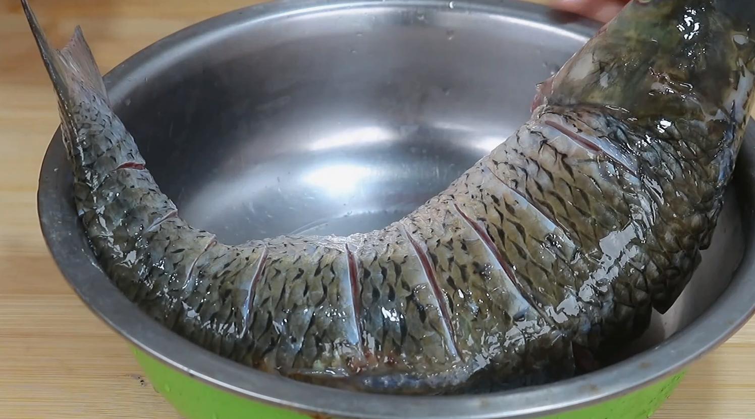 Throw a whole fish into the rice cooker. I saw this for the first time