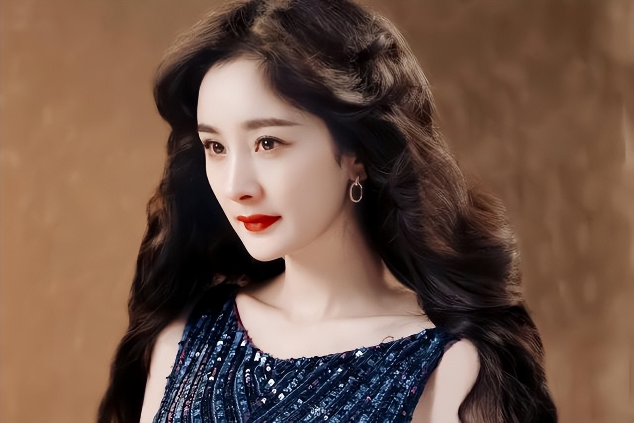 Yang Mi - a stunning appearance in the crowd - iNEWS