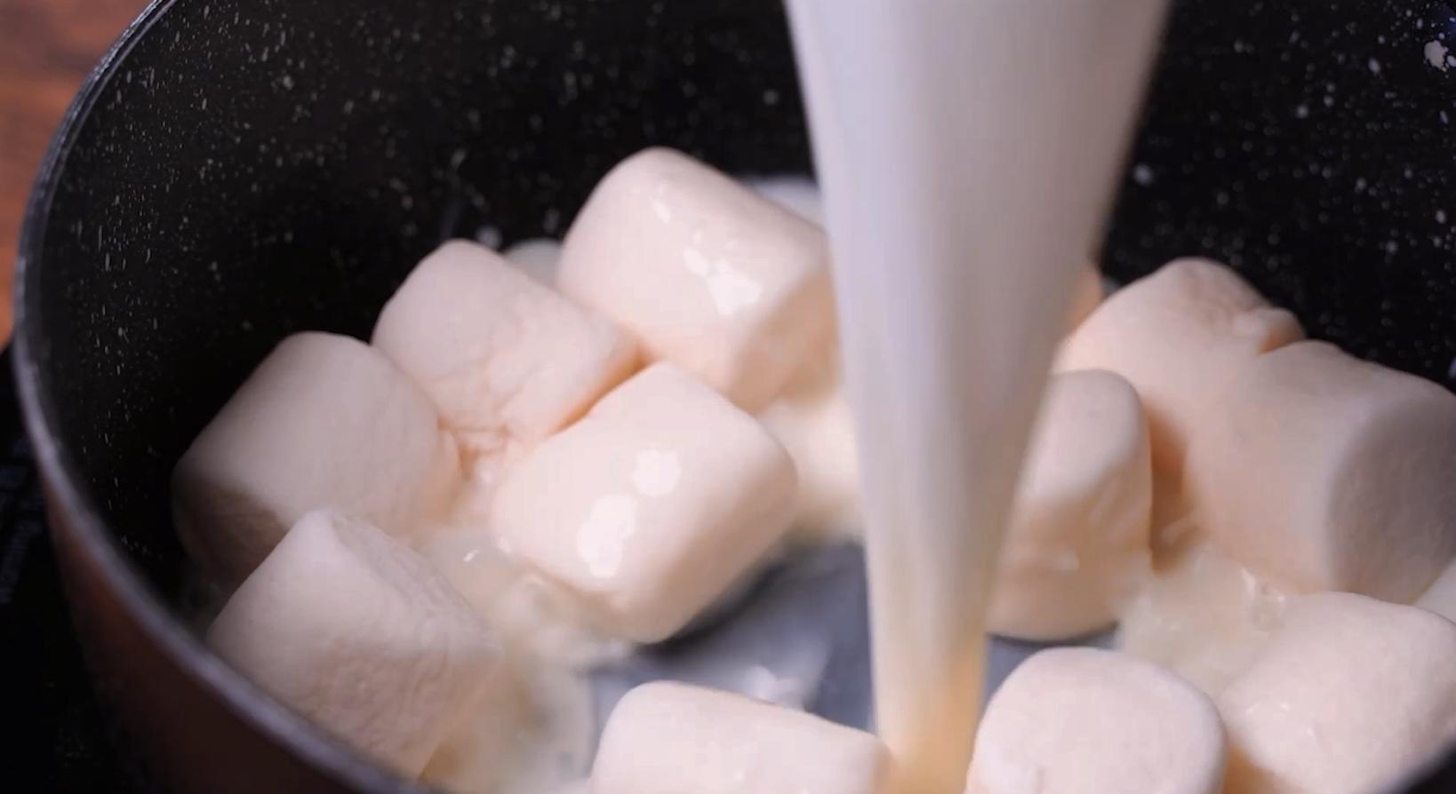 Low-calorie milk-flavored popsicles made with just milk and