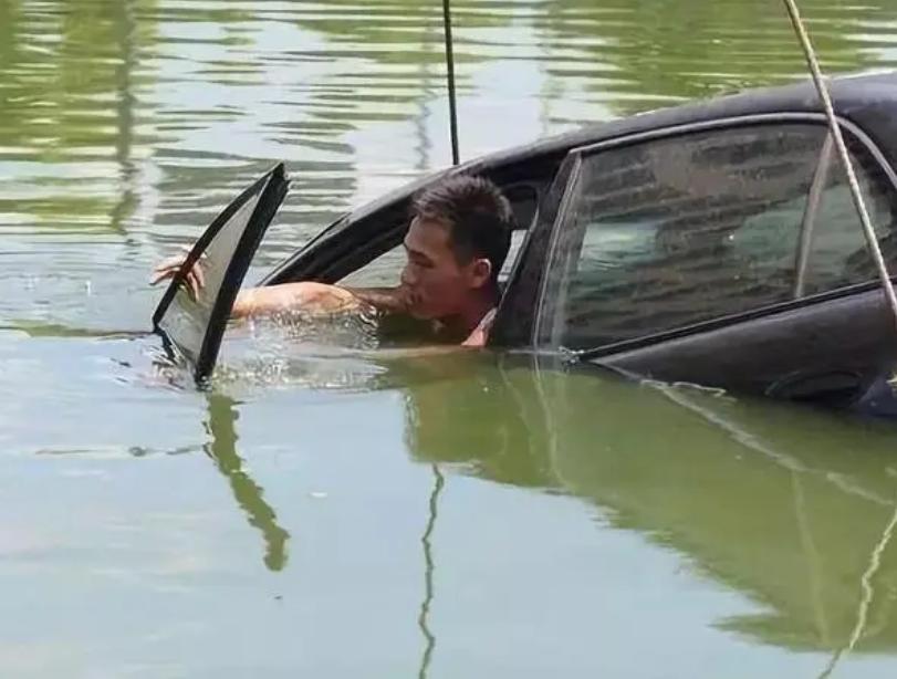 How to save yourself after the car falls into the water? Stop believing
