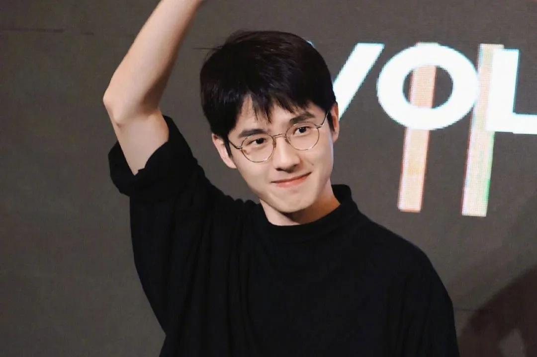 Yi Yang Qianxi, Gong Jun, Liu Haoran, and Zhu Yilong gathered in Cannes ...