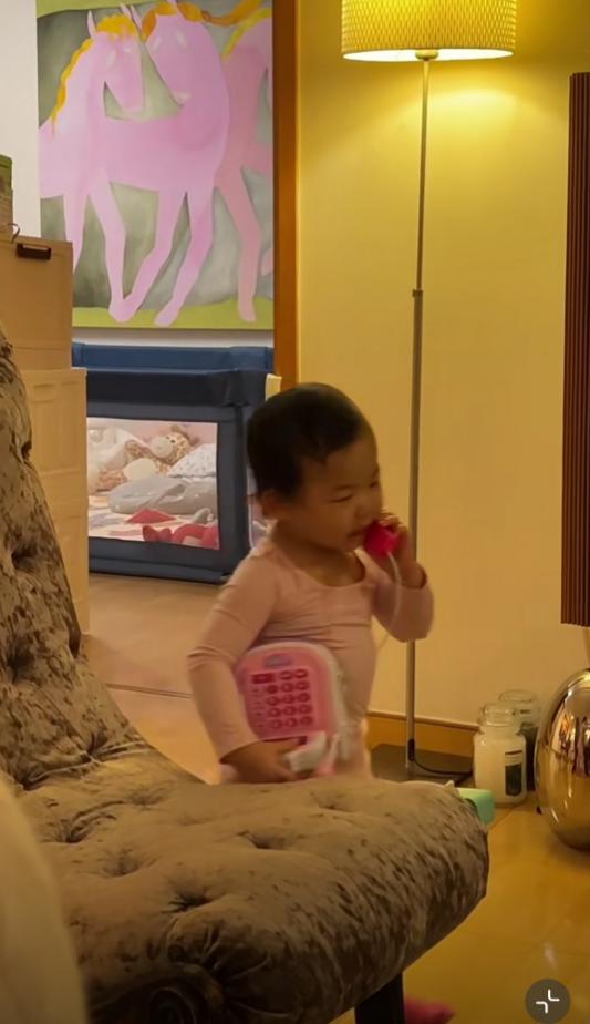 Zhu Zhus Husband Showed Off His Daughters Cuteness Wang Zhuzhu Made A Phone Call With A Belly