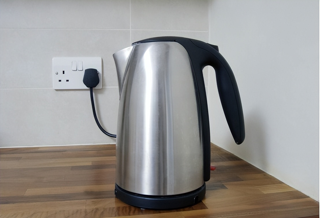 Drinking water boiled by an electric kettle for a long time will cause the body to be poisoned