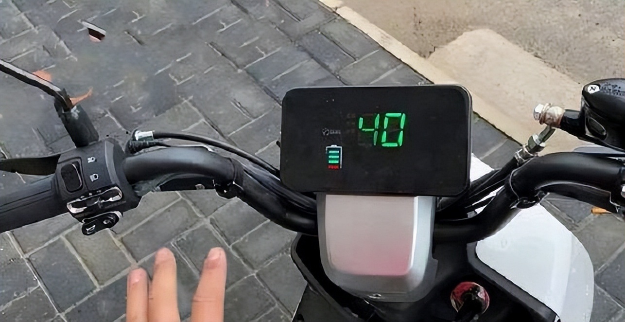  Electric vehicles "charge once a day" and "recharge after use", which Bildidee 
