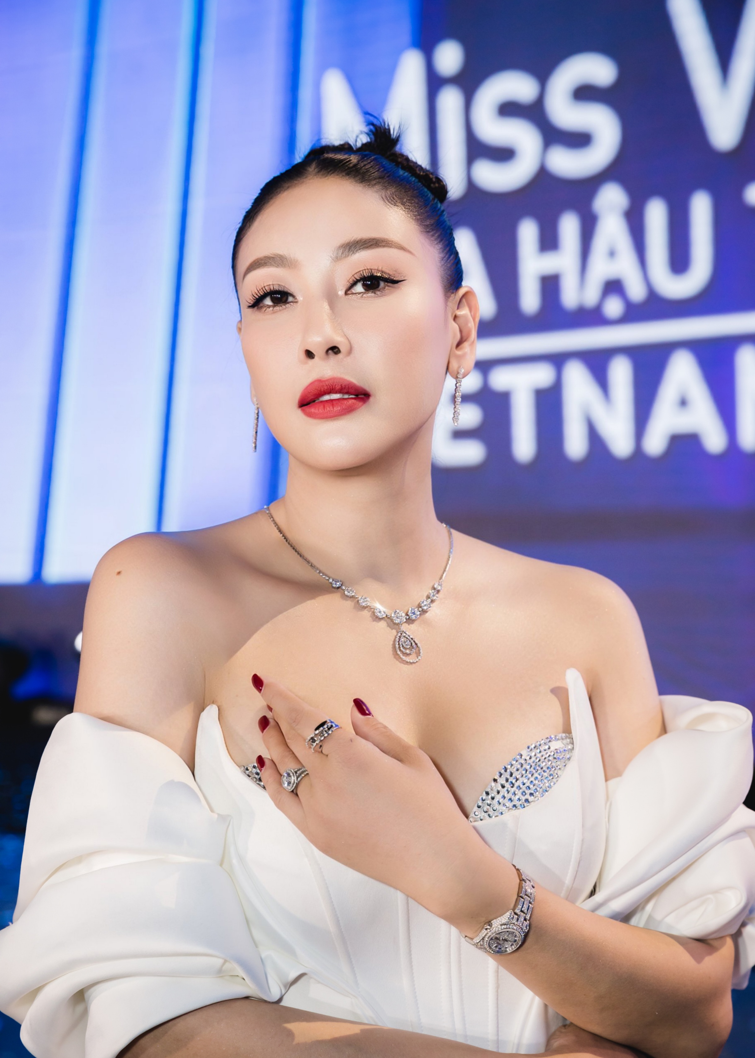 Promoting Miss World Vietnam With A Diamond Jewelry Set Worth Nearly 1 backpacking-private-tour-ho-chi-minh-city-vnd-vietnamese-dong