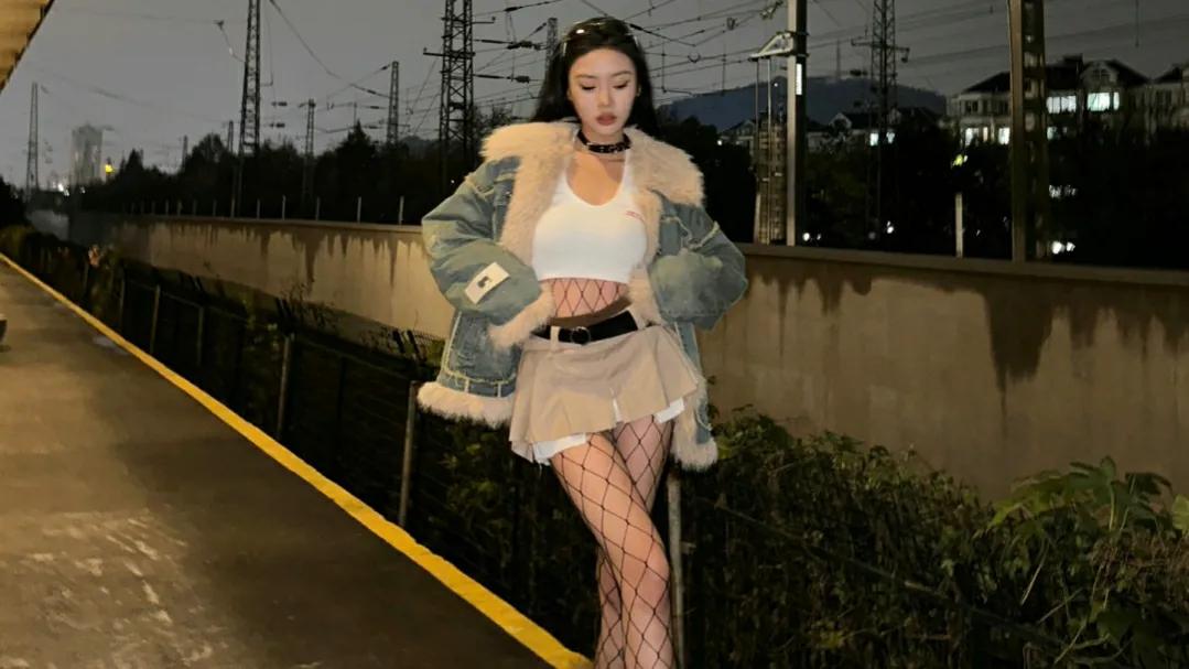The trend of net stockings is on the rise, but in reality, girls are ...
