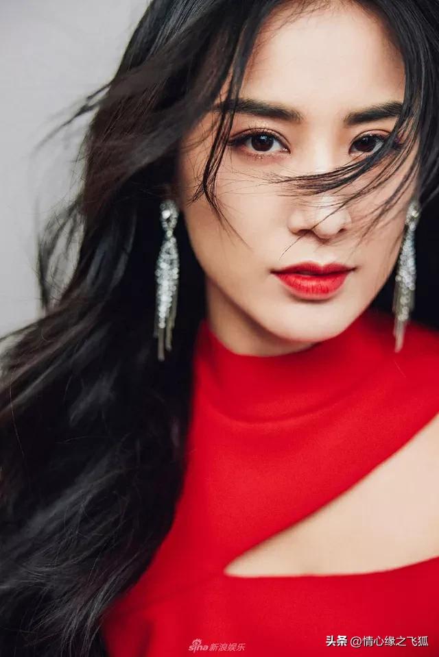 Huang Shengyi's red hollow knitted dress looks good for the New Year ...