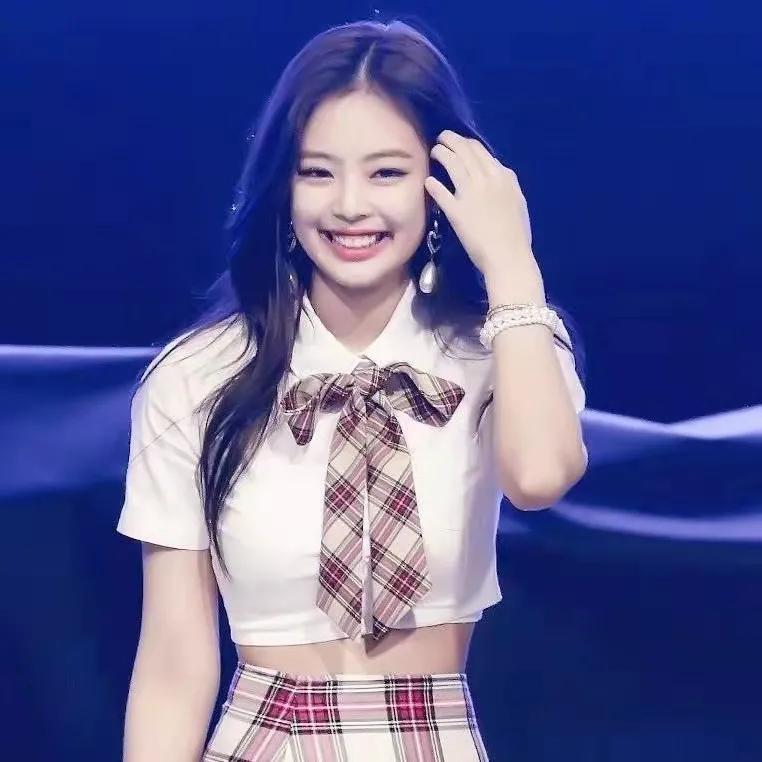 Jennie rolls her eyes while paddling on the stage, and leaves the stage ...